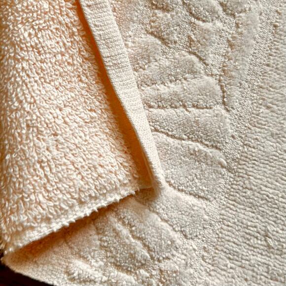 Vintage Fieldcrest Seashell Hand Towel – Soft Peach Cotton, Made in USA - Picture 9 of 13